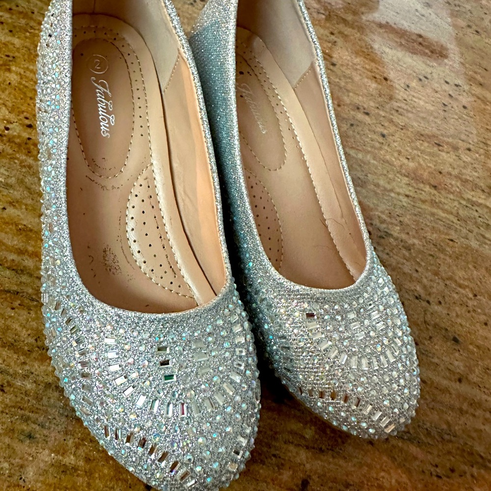 Girls sparkley dress shoes sz 2 silver